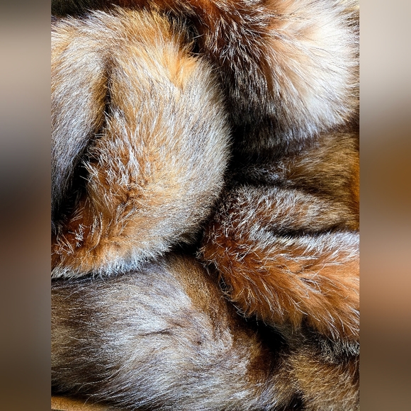 Crystal Fox Fur Boa Wrap in Original Box - Picture 17 of 17